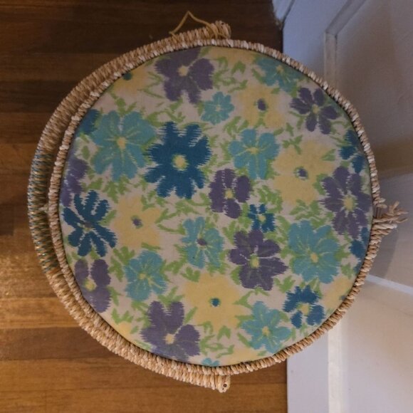 Vintage Sewing Basket Floral Lid & Lining Includes Plastic Organizer Legs Round - Picture 3 of 12